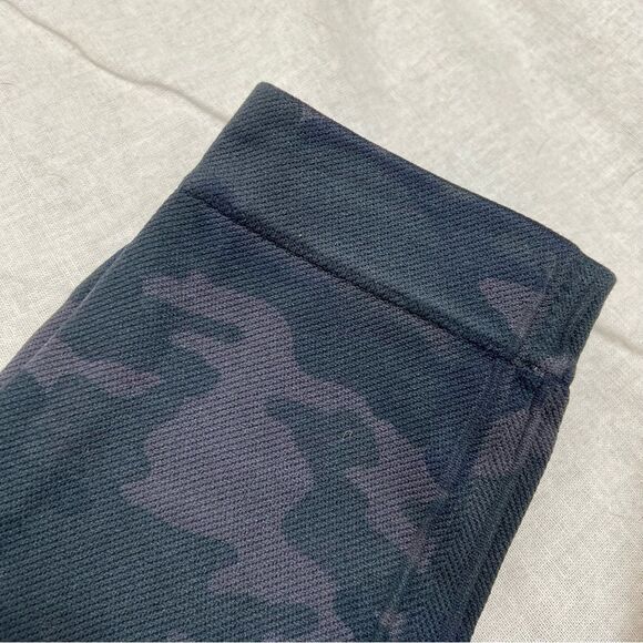 Spanx Look At Me Now Seamless Leggings in Black Camo Size Small - Picture 8 of 9